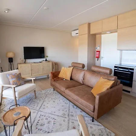 Marina B5 アパート カラヨキ